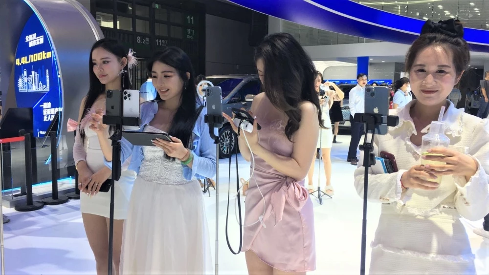 стримерши блогерши автосалон в Шанхае