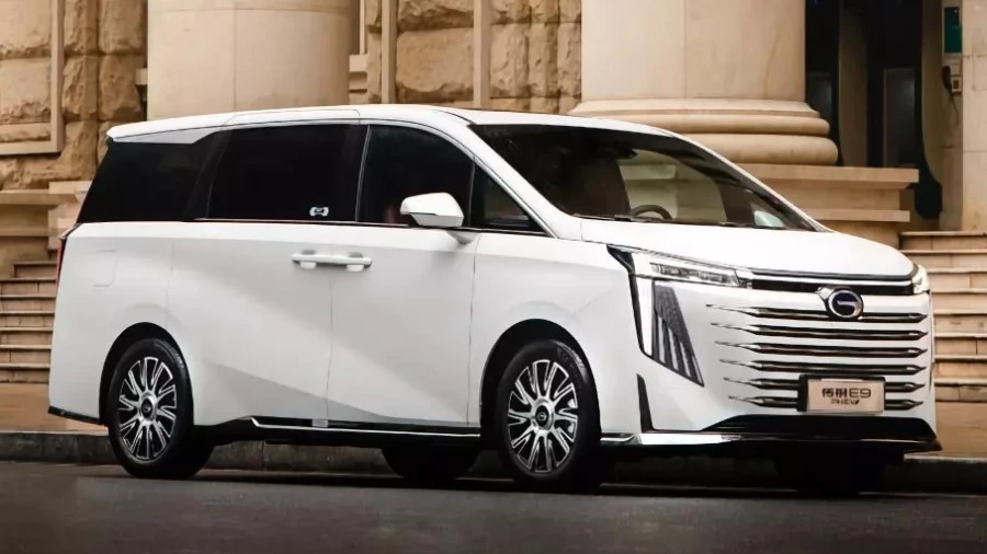 гибридный минивэн GAC Trumpchi E9 сбоку спереди