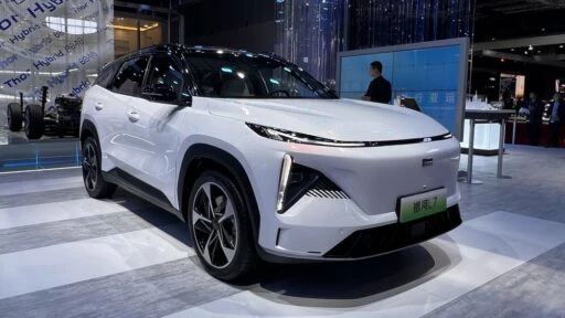 Geely Galaxy L7 сбоку спереди