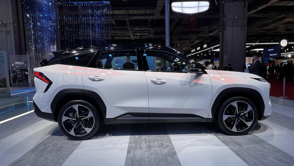 Geely Galaxy L7 сбоку