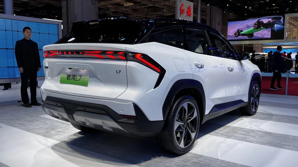 Geely Galaxy L7 сбоку сзади