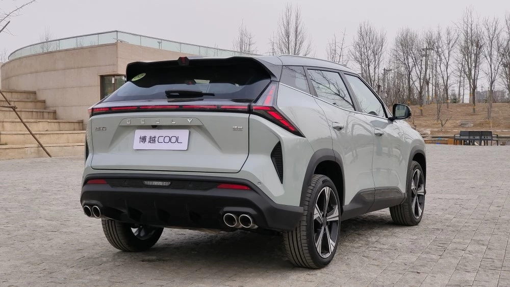 Geely Atlas Cool сзади сбоку