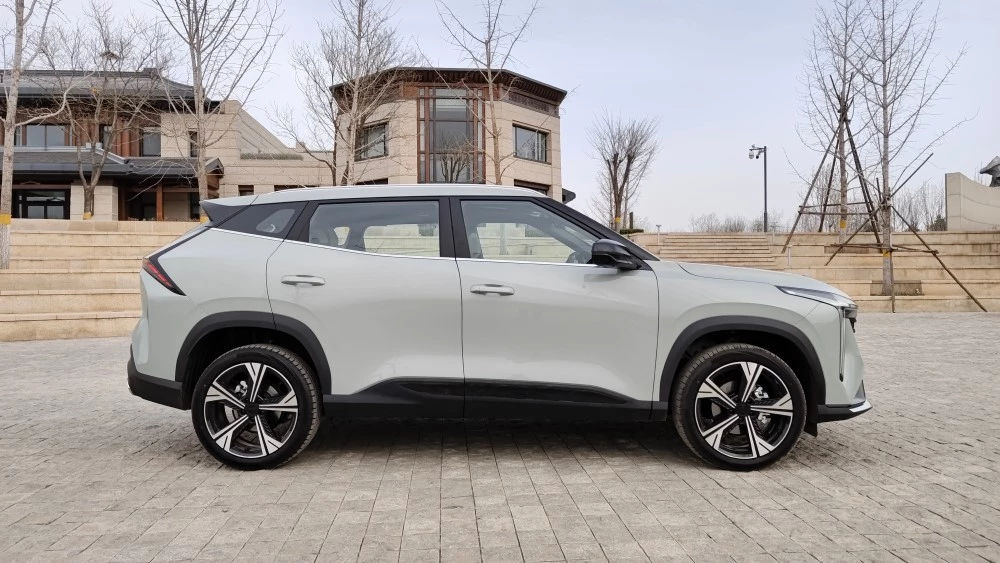 Geely Atlas Cool сбоку