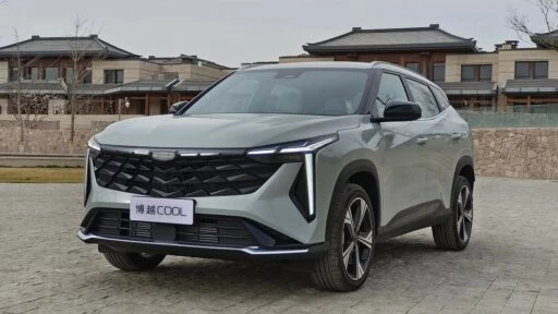 Geely Atlas Cool спереди сбоку
