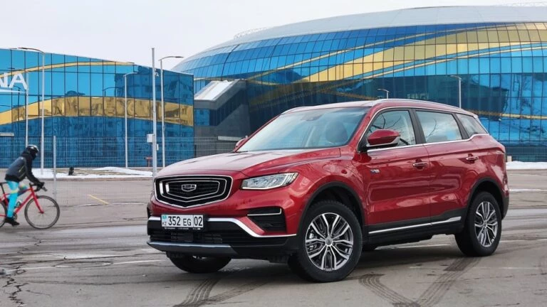 Кроссовер Geely Azkarra сбоку спереди Atlas Pro