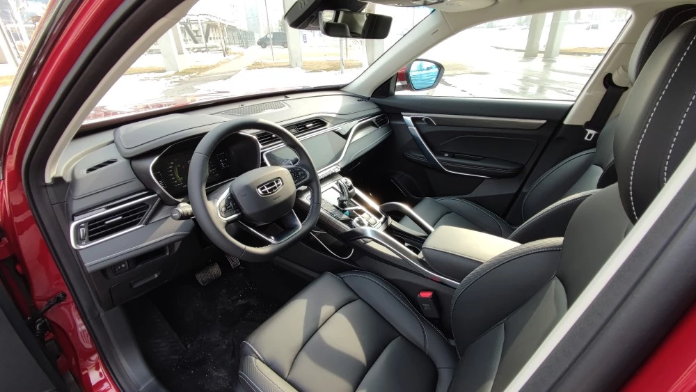 Geely Azkarra салон интерьер первый ряд сидений