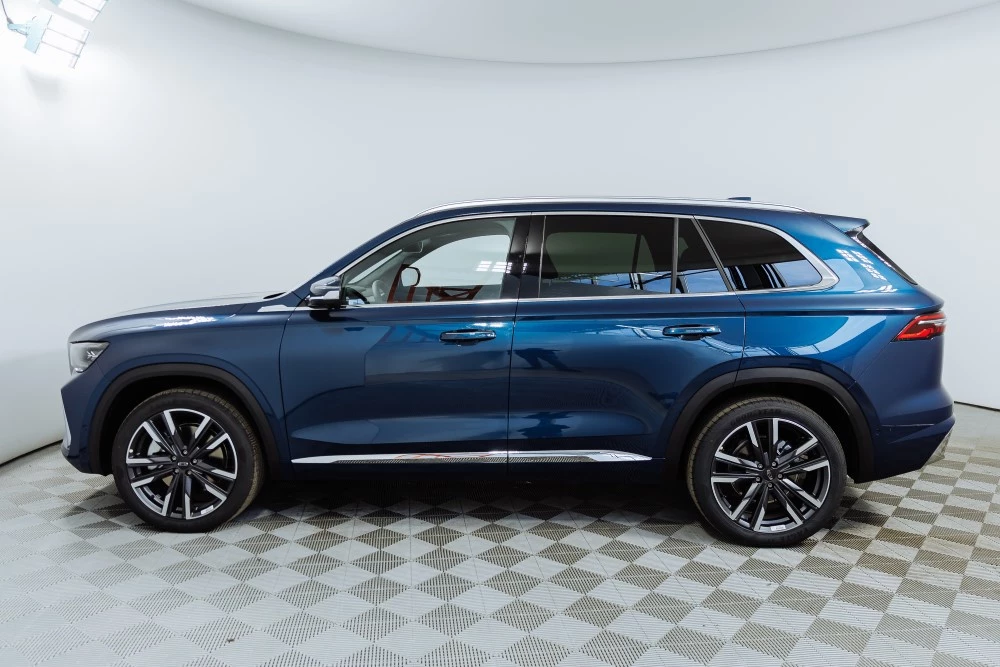 Geely Monjaro Бизнес-кар сбоку