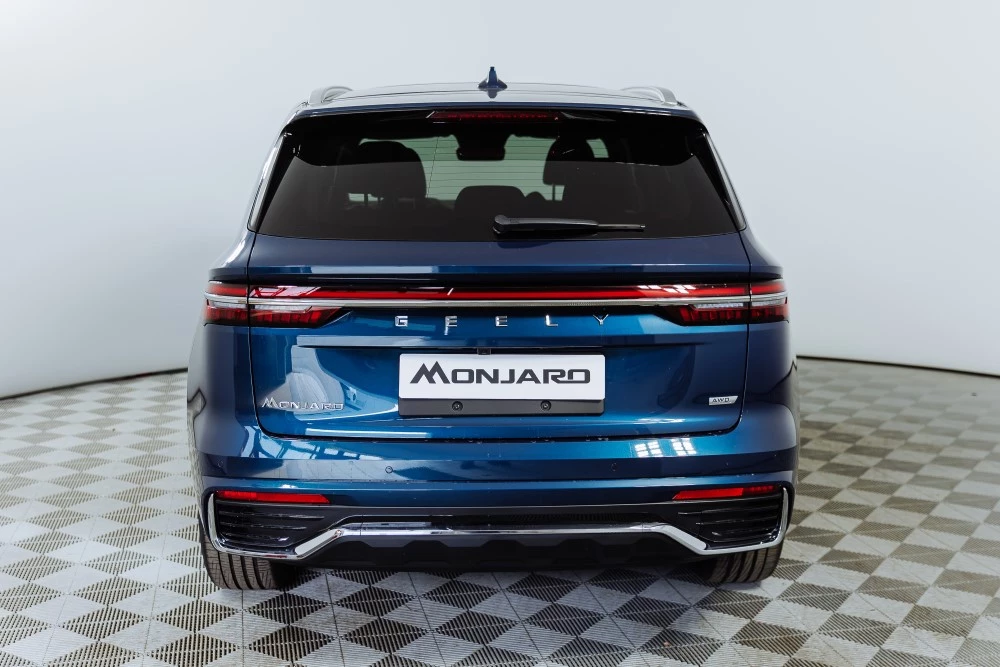 Geely Monjaro Бизнес-кар сбоку сзади