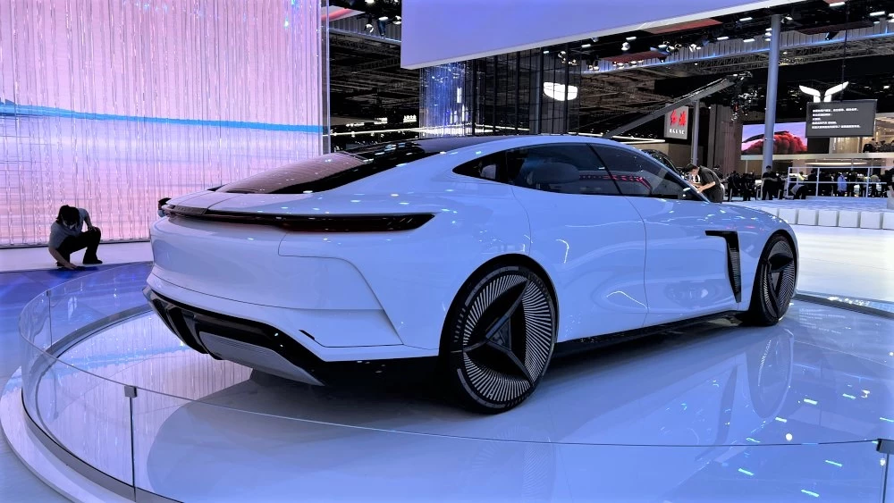 Geely Galaxy Light сбоку сзади