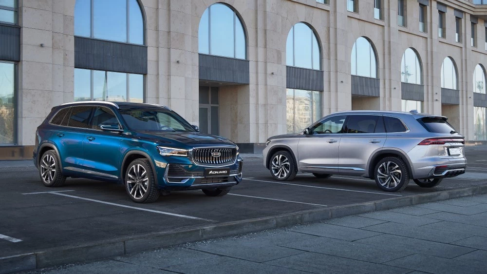 Дилеры Geely начали продажи кроссовера Monjaro. Цены и комплектации Geely Monjaro продажи спереди сбоку сзади
