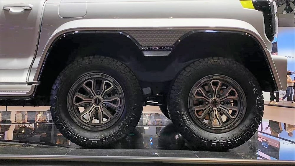 Great Wall Poer Cyber Pickup шестиколесный пикап сбоку