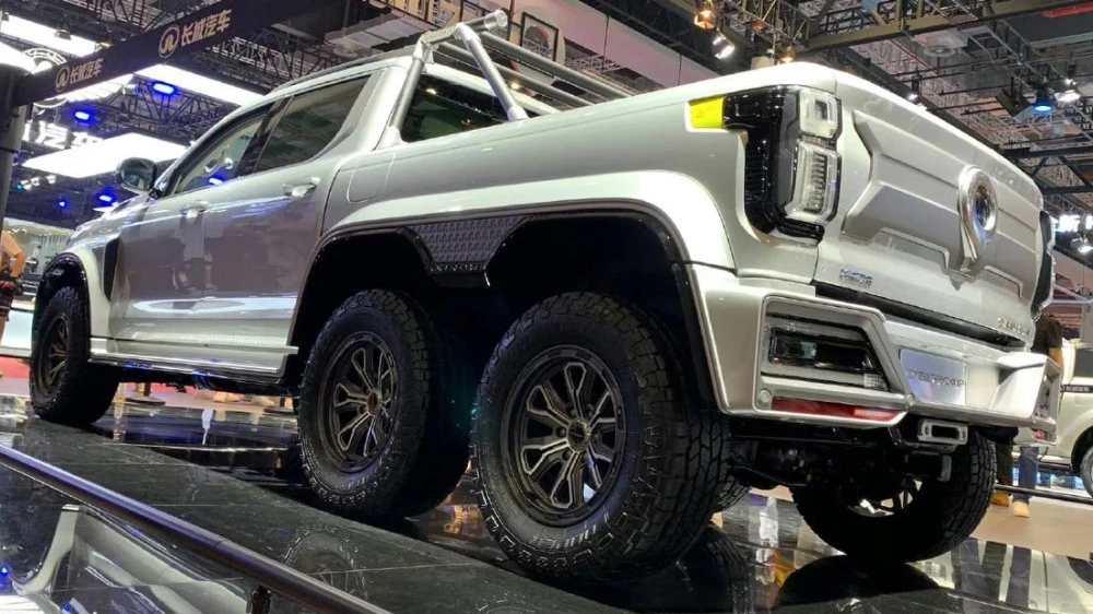 Great Wall Poer Cyber Pickup шестиколесный пикап сзади сбоку