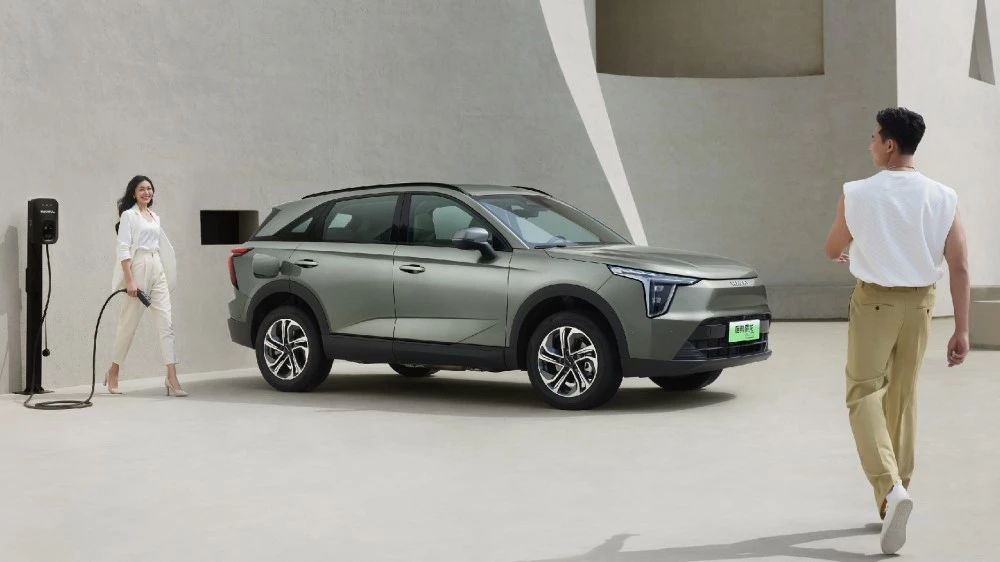 Haval Xiaolong сбоку спереди