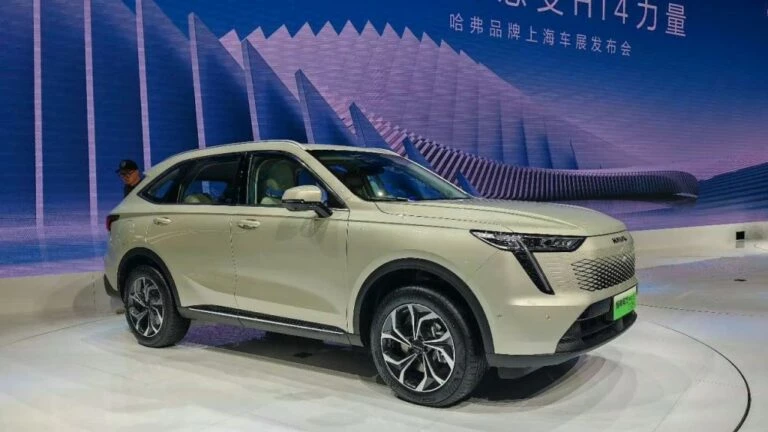 Haval Xiaolong Max на Шанхайском автосалоне сбоку спереди