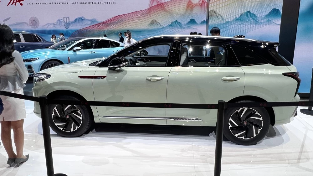 кроссовер Hongqi HS3 сбоку