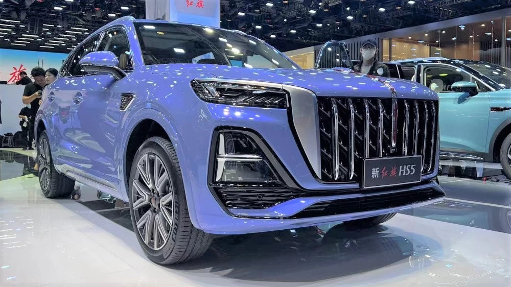 Hongqi HS5 сбоку спереди
