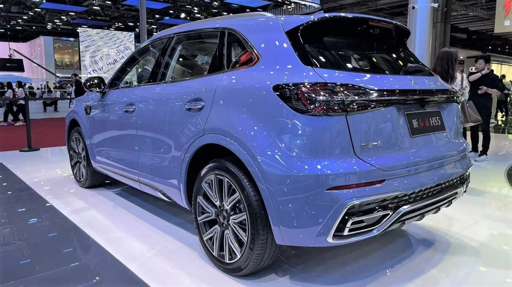 Hongqi HS5 сбоку сзади