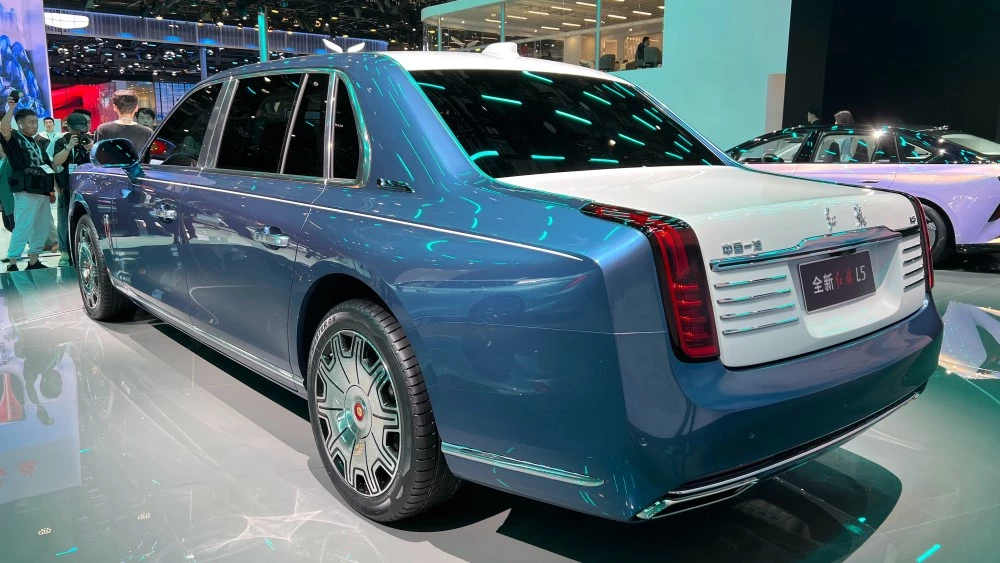 Седан Hongqi L5 нового поколения сбоку сзади