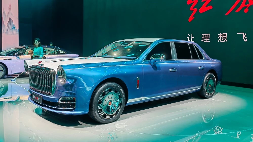 Седан Hongqi L5 нового поколения сбоку спереди