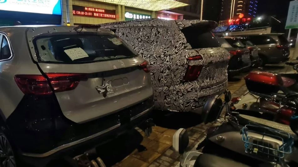внедорожник Hongqi сбоку сзади