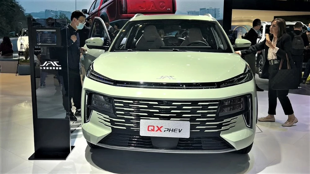 JAC QX PHEV спереди новый логотип