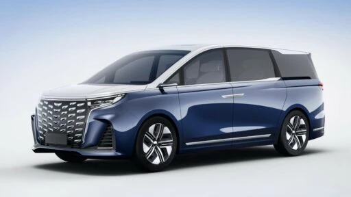новый минивэн JAC Rifine RuiFeng RF-M сбоку спереди