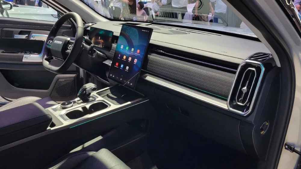 Салон кроссовера Jaecoo J7 интерьер