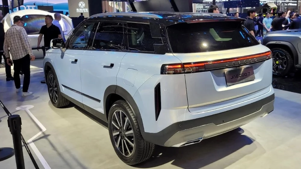 кроссовер Jaecoo 7 сбоку сзади Шанхай