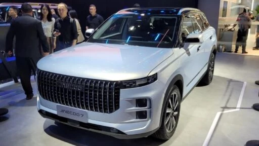 кроссовер Jaecoo 7 сбоку спереди Шанхай
