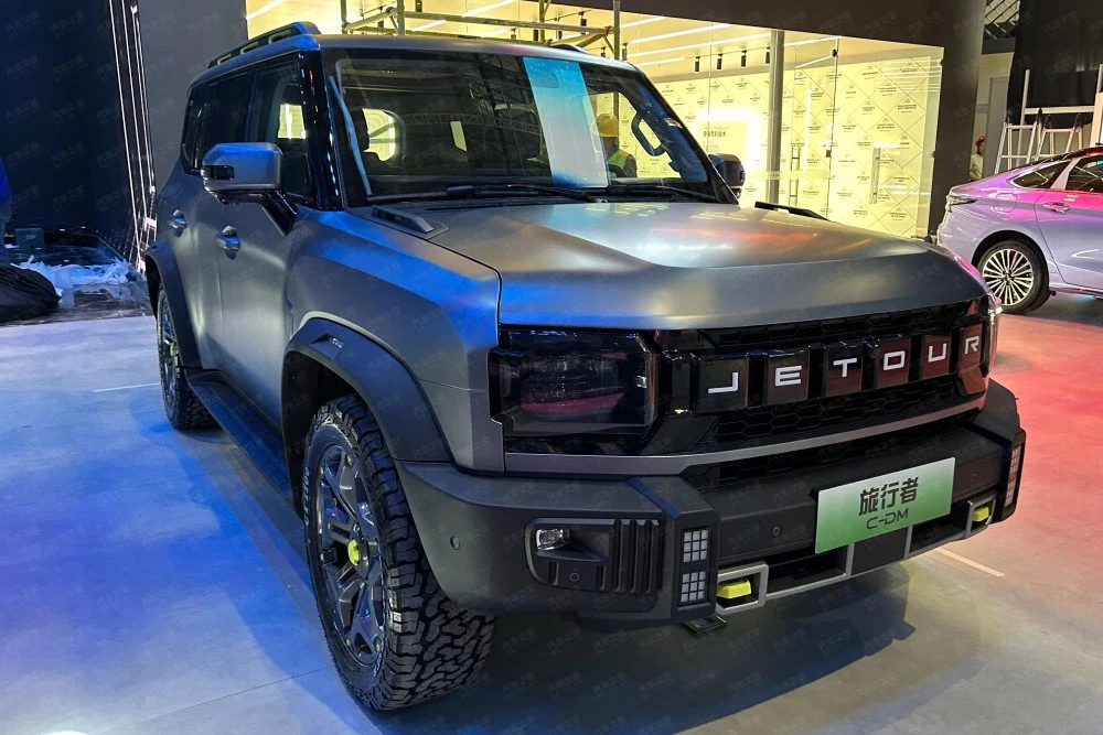 гибридный кроссовер Jetour Traveler C-DM T-1 в Шанхае сбоку спереди