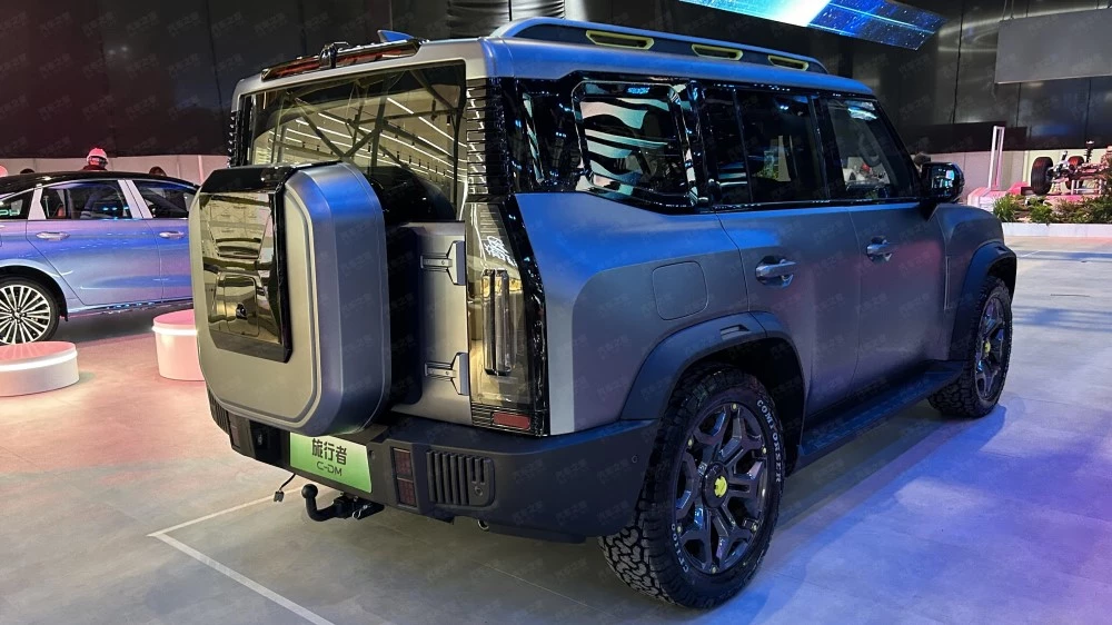 гибридный кроссовер Jetour Traveler C-DM T-1 в Шанхае сбоку сзади