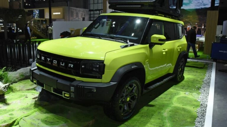 внедорожник Jetour T-1 сбоку спереди