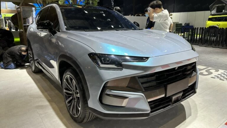 кроссовер Jetour X-2 в Шанхае 2023 сбоку спереди