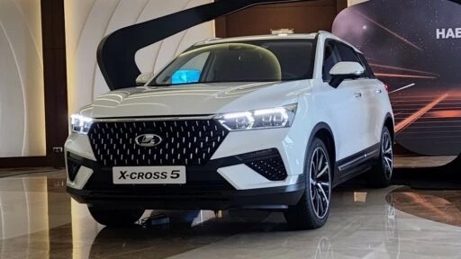 Lada X-Cross 5 сбоку спереди
