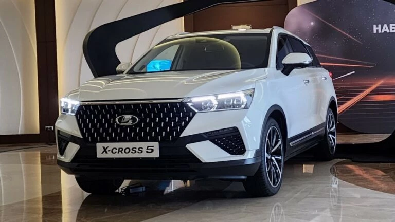 Lada X-Cross 5 сбоку спереди
