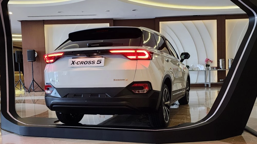 Lada X-Cross 5 сбоку сзади