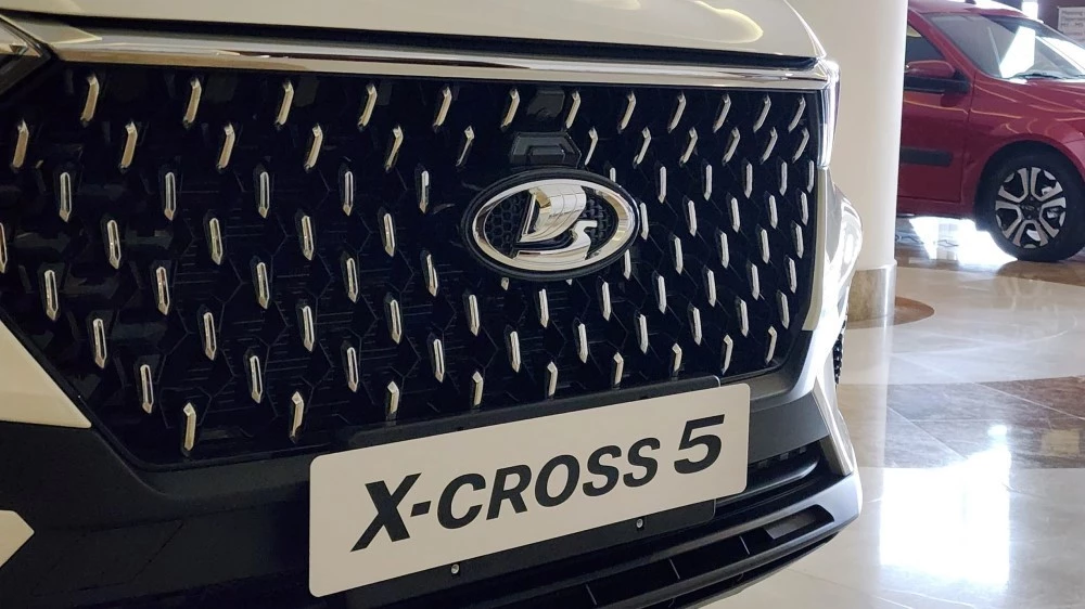 решетка радиатора логотип Lada X-Cross 5