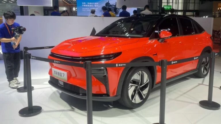 кроссовер Livan 7 на Шанхайском автосалоне сбоку спереди