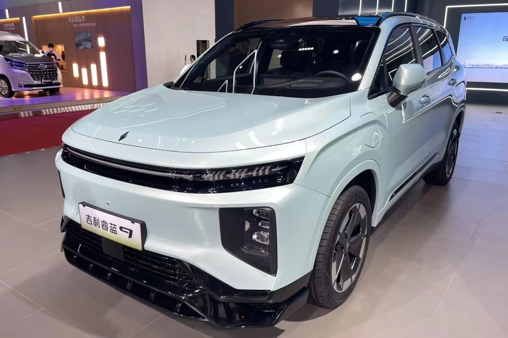 кроссовер Livan 9 на Шанхайском автосалоне сбоку спереди