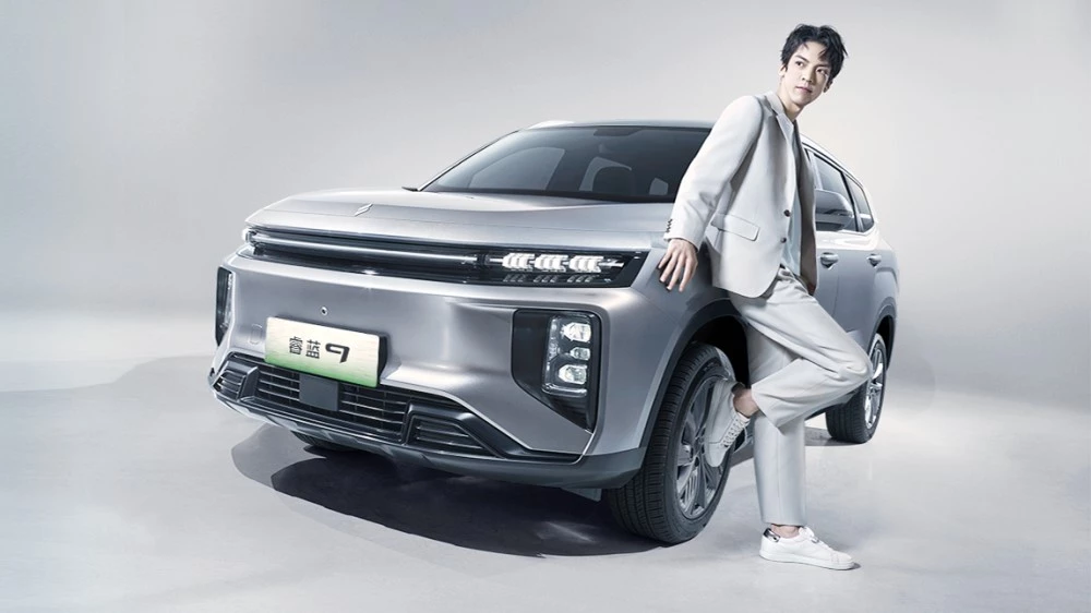 Электрический кроссовер Livan RL9 сбоку спереди