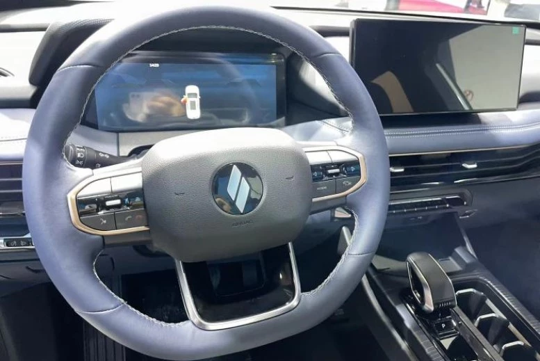 кроссовер Livan 9 на Шанхайском автосалоне салон интерьер