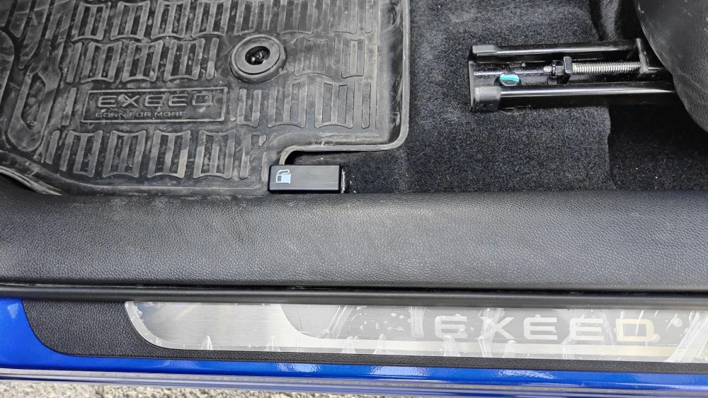 Exeed LX открывание лючка бензобака