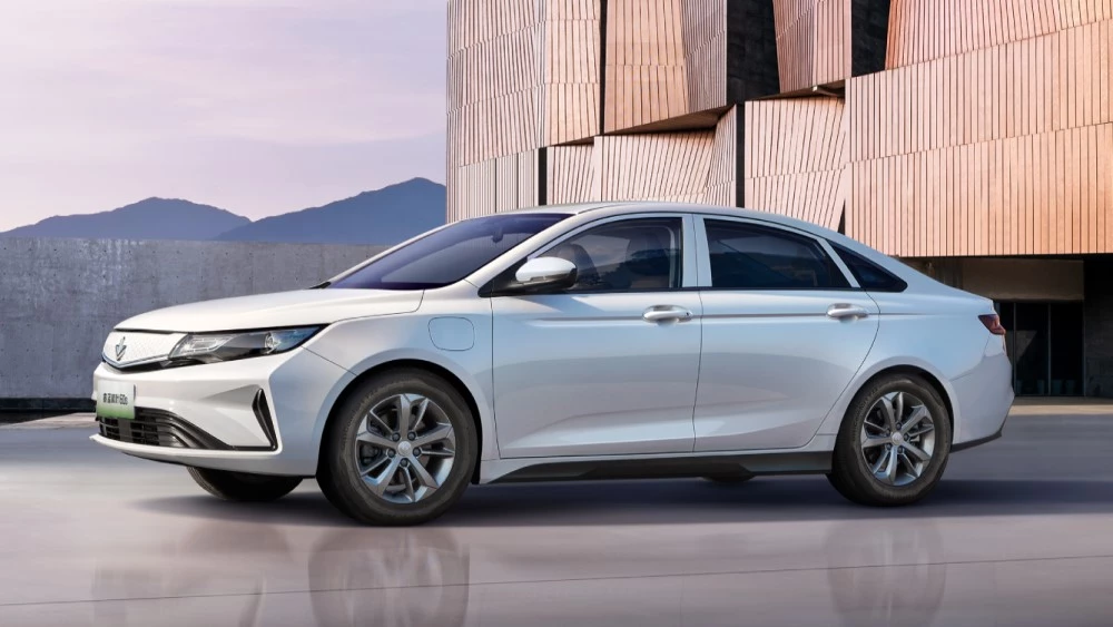 Электрический седан Maple S60 сбоку