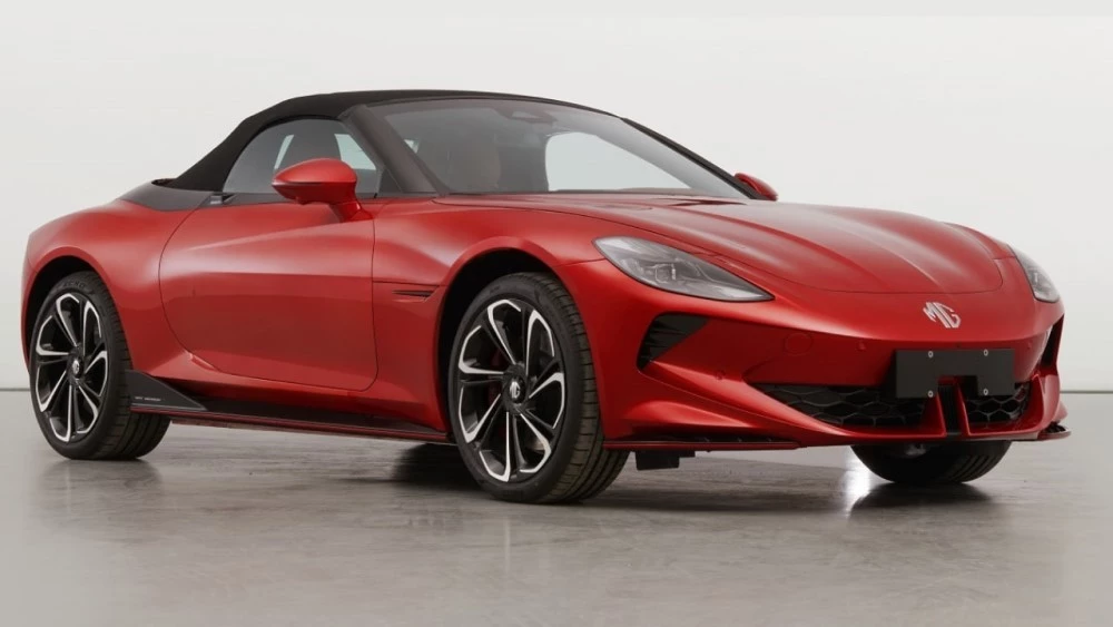 MG Cyberster слева спереди