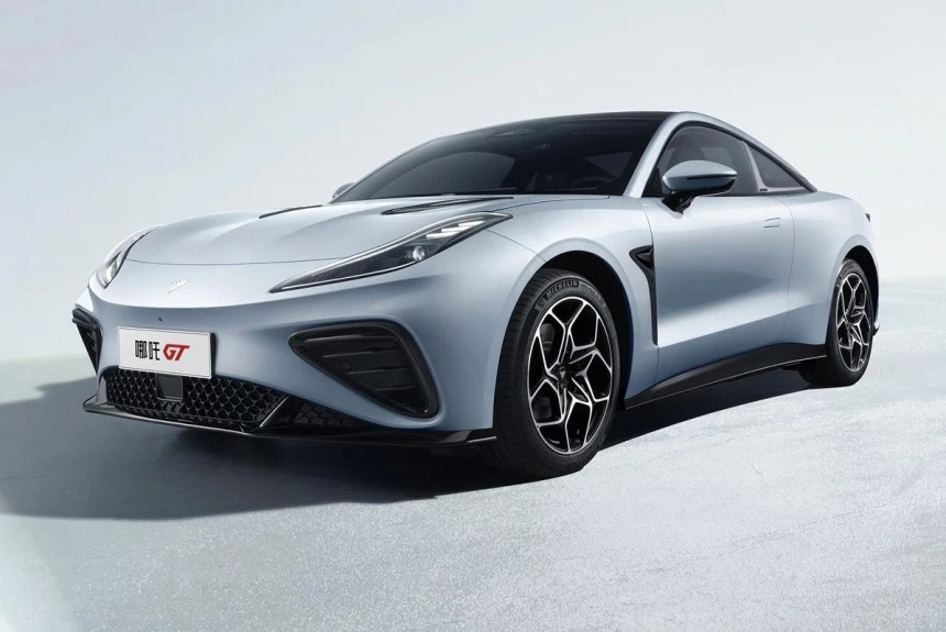 купе Neta GT сбоку спереди