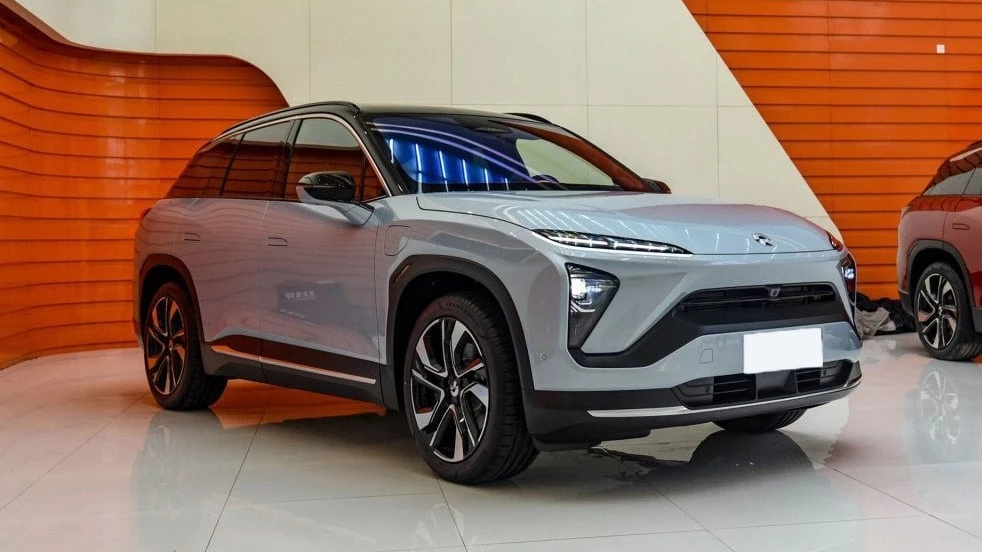 кроссовер Nio ES6 нового поколения сбоку спереди
