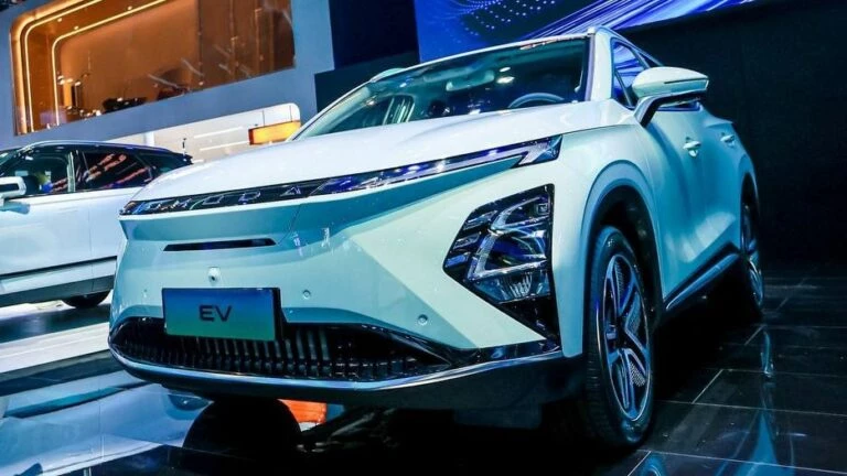 электрический Omoda 5 EV на автосалоне в Шанхае спереди сбоку