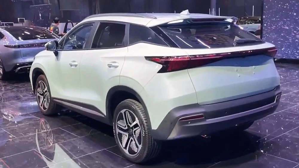 электрический Omoda 5 EV на автосалоне в Шанхае сзади сбоку