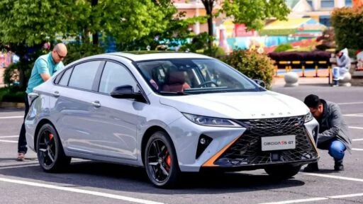 Omoda S5 GT сбоку спереди
