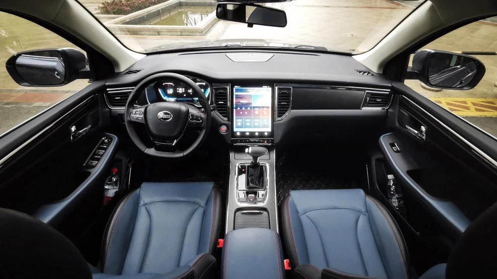 салон кроссовера SWM G05 Pro